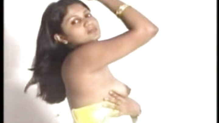 একজন পুরুষ দুজন আবেদনময়ী বেশ্যাকে পাছায় চোদে