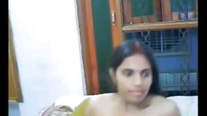 মিলফ শালিনা ডিভাইনকে দুজন লোক চোদে