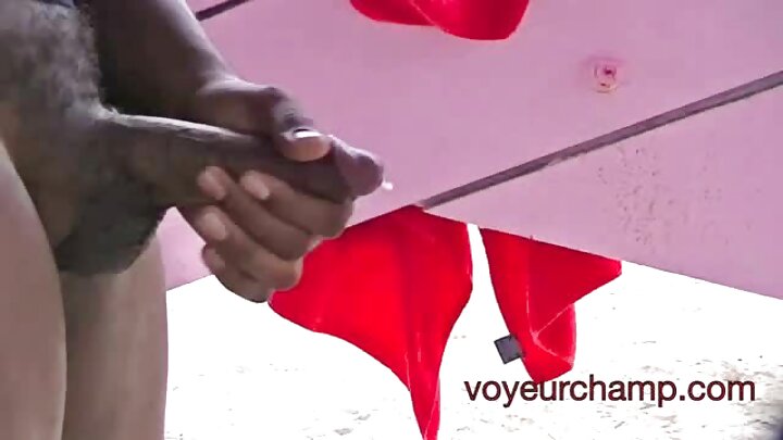 আনা ক্লেয়ার ক্লাউডস এক বিশাল পাছার লোকের যোনিতে যৌনমিলন করে