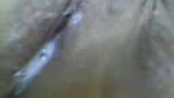 এক যুবক তার প্রেমিকার আবেদনময়ী মাকে চোদে