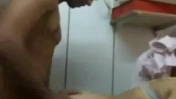 ঘরে তৈরি পর্ন যেখানে এক মেয়ে তার সৎ ভাইকে চোদা শেখায়