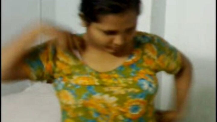 এক স্বর্ণকেশী পুরুষ দুটি সুন্দরী মেয়ের সাথে চোদে