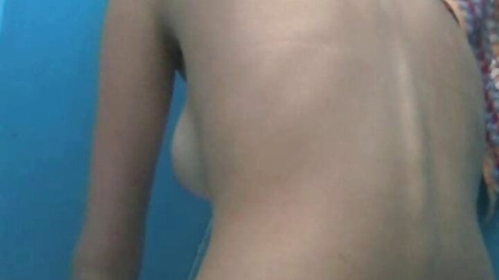 একজন লোক তার শক্ত লিঙ্গ দিয়ে এক তরুণীকে শাস্তি দেয়।