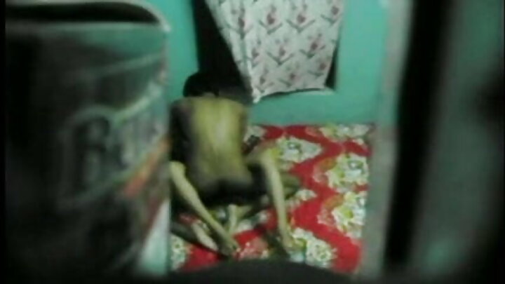 একজন রুশ লোক দক্ষতার সাথে তার প্রেমিকাকে তার পাছায় চোদে