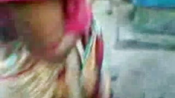 একজন স্বর্ণকেশী পুরুষ একই সাথে দুটি সুন্দরী রাশিয়ান মেয়েকে চোদে