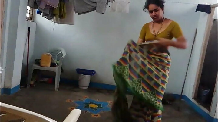 একজন ছেলে একজন পর্ন তারকার ভেজা যোনিকে রুক্ষভাবে চোদে