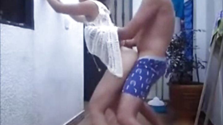 একজন পুরুষ একজন রোগা সুন্দরীকে জোরে চোদে