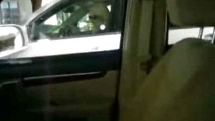 পর্ন যেখানে একজন স্বর্ণকেশী রান্নাঘরে একটি ছেলেকে চোদন দেয়।