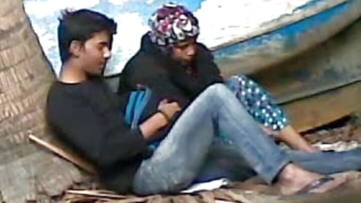 একজন কালো ফুটবল খেলোয়াড় লকার রুমে একজন ছাত্রীকে চোদে