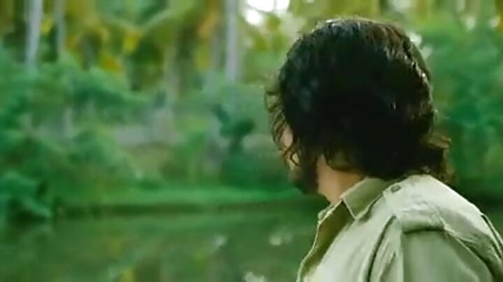 একজন পুরুষ জঙ্গলে তার সেক্সি প্রেমিকাকে চোদন দেয়