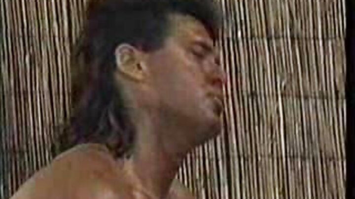একজন টাকমাথা পুরুষ একজন রুশ মেয়েকে পাছায় চোদে