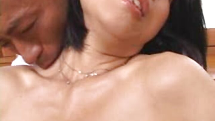 ছেলেরা এক উল্কি আঁকা মহিলাকে একসাথে চোদে