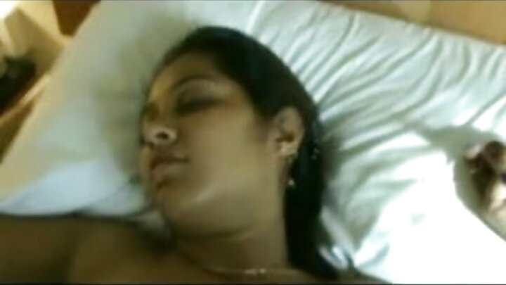 এক তরুণ তার সুন্দরী প্রেমিকাকে পাছায় চোদে
