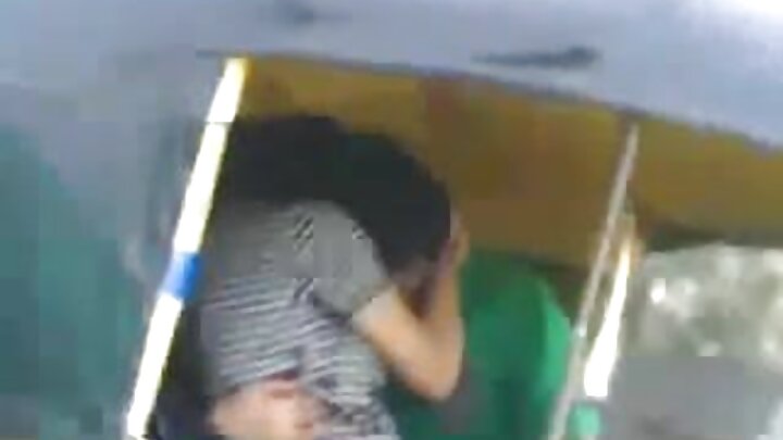 লালচুলী মেয়েটি একজন পুরুষকে তার পাছায় চুদতে দেয়