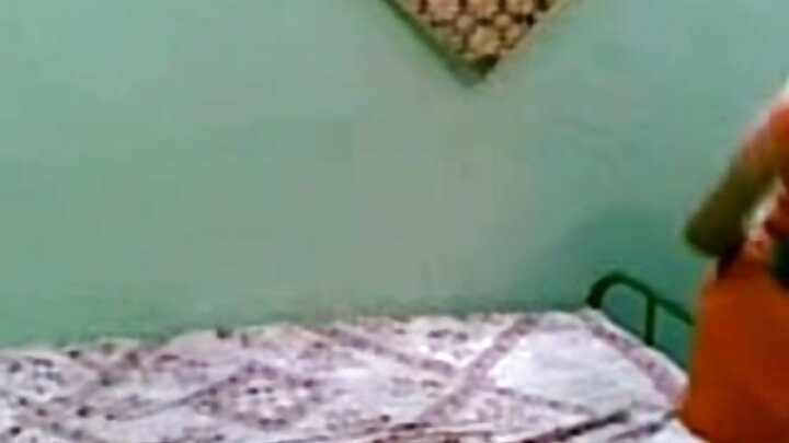 এক লালচুলী সুন্দরী আলতো করে এক কৃষ্ণাঙ্গ পুরুষের সাথে সঙ্গম করে