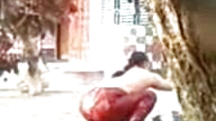বেশ্যা লিলি লু তার প্রেমিকের দ্বারা যোনিতে কঠোরভাবে চোদা খায়
