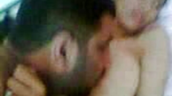 একজন লালচুলো নারী ওয়েবক্যামের সামনে এক ছেলেকে চোদে