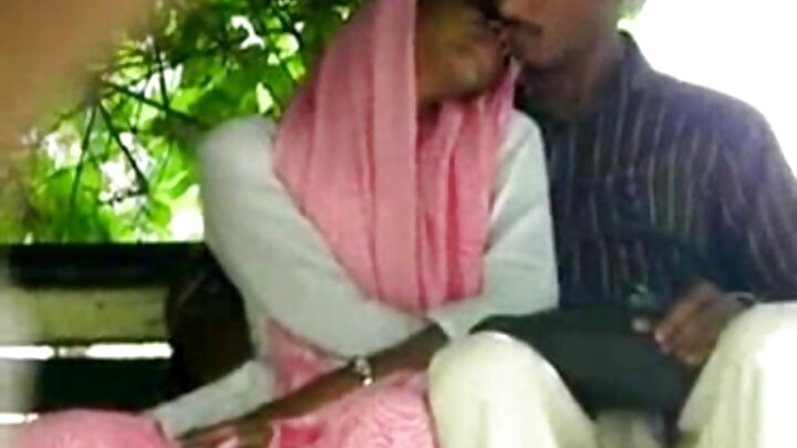 একজন রাশিয়ান লালচুলো মেয়ে একজন পিৎজা ডেলিভারি বয়কে চোদে