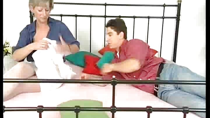 কঠোর সৎ বাবা জোর করে এক তরুণী বেশ্যার যোনি দখল করে
