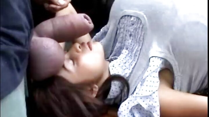 একটি ছেলে আলতো করে তার কালো চুলের পুতুলকে চোদে