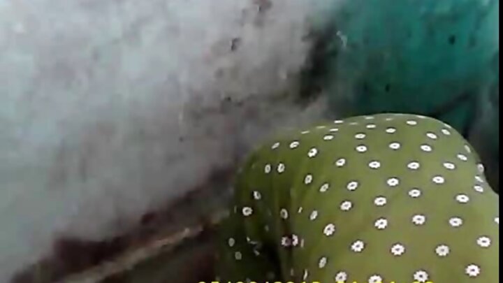 একজন শ্যামাঙ্গী মহিলার গায়ে তেল ঢেলে তার রসালো পাছায় চোদা হলো।