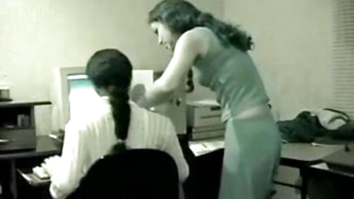 একজন লোক তার সেরা বন্ধুর স্ত্রীর পাছায় চোদে
