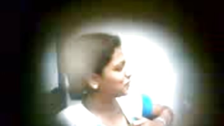 একজন বয়স্ক পুরুষ এক কামুক বেশ্যাকে চোদে