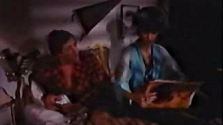 সোনালী চুলের নিকোলেট শিয়াকে একটি ছেলে তার যোনিতে জোরে যৌনমিলন করায়