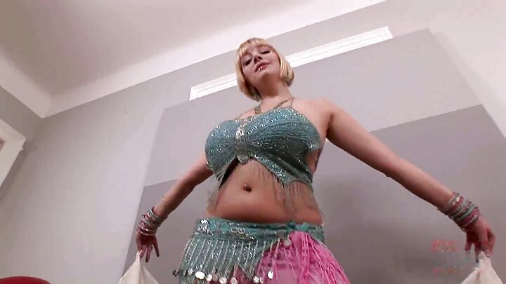 পরিষ্কার করার পর এক পুরুষ এক ভঙ্গুর পরিচারিকাকে চোদে