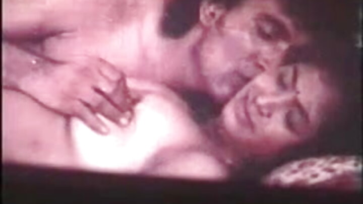 এক রুশ ছেলে তার সেক্সি প্রেমিকাকে মুখে চোদে