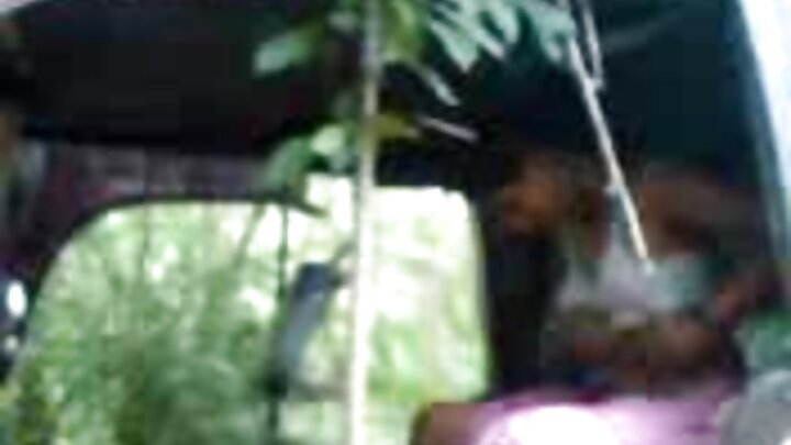একজন ছেলে কাজ থেকে বাড়ি ফিরে তার প্রেমিকার যোনিতে চোদে