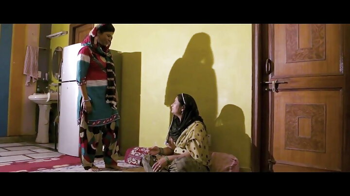 একজন স্কুল বাসের চালক একজন হাই স্কুল ছাত্রীকে চোদে