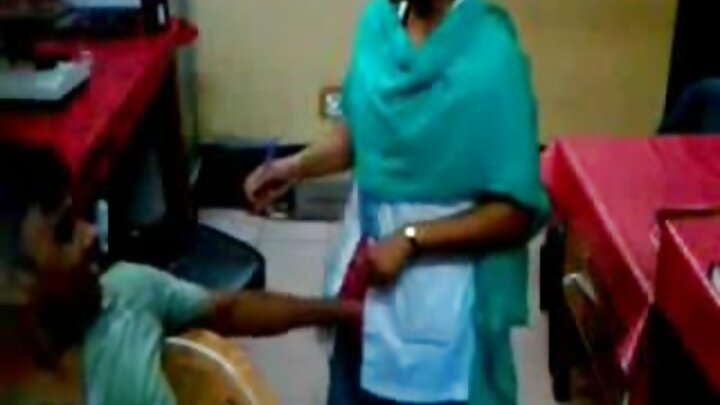 এক কামুক বেশ্যা তার প্রেমিককে চোদতে এসেছিল