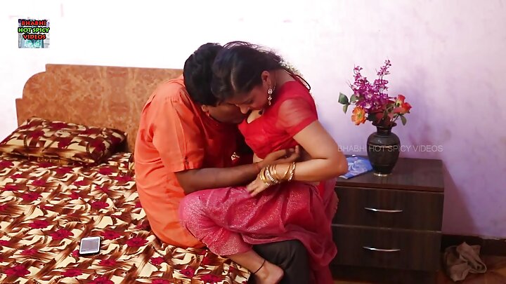 একটি ছেলে বাথরুমে তার সৎ বোনকে চোদন দেয়