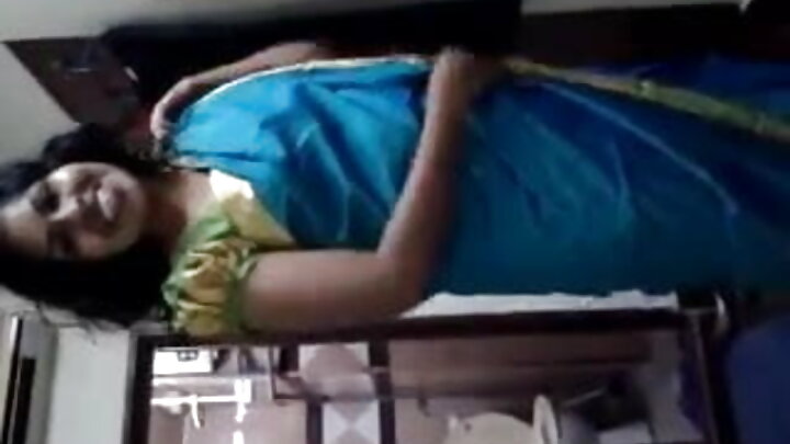 রাশিয়ান স্বর্ণকেশী তার বোনের প্রেমিককে প্রলুব্ধ করে এবং চোদে