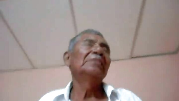 অধ্যবসায়ী একটি মেয়ে একটি ছেলের লম্বা লিঙ্গের উপর চড়ে