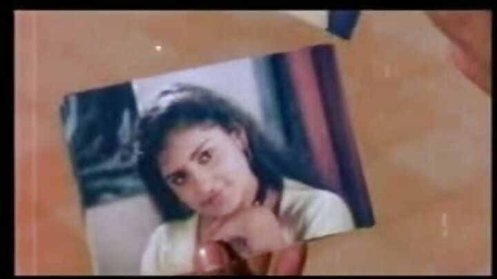 এক পেশীবহুল লোক এক সুন্দরী যুবতীকে চরম পুলকে পৌঁছে দেয়