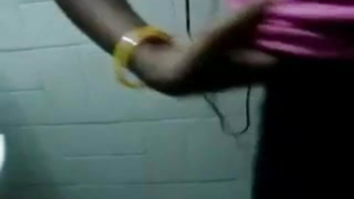 MILF চার্লি ফিনিক্স তার প্রতিবেশীর লিঙ্গে চড়ে