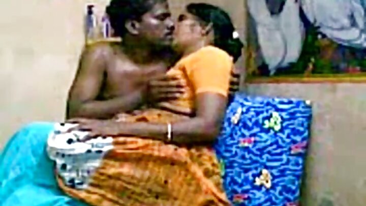 একজন কৃষ্ণাঙ্গ লোক কর্মক্ষেত্রে দুজন বেশ্যাকে চোদন দেয়