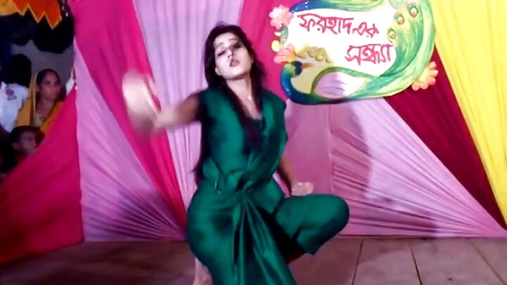 ব্লেক ব্লসম এক কৃষ্ণাঙ্গ পুরুষের সাথে যৌনমিলন করে