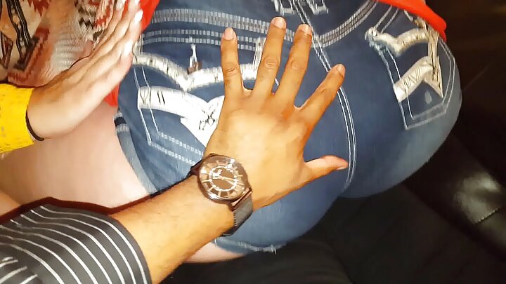 বড় স্তনের লালচুলী এক ফটোগ্রাফারকে চোদে