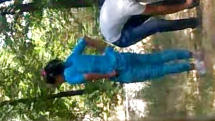 লালচুলী এক নারী তার যোনিতে শিশ্ন উপভোগ করে
