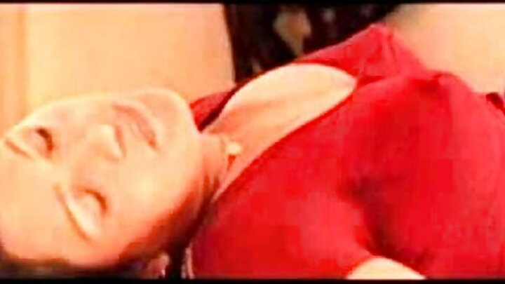 রুশ পর্ন যেখানে একজন ছেলে এক লালচুলীর যোনি চোদে।