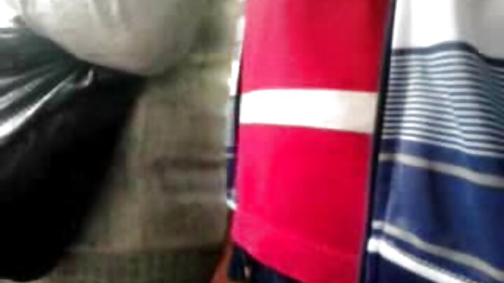 একজন খলনায়ক এক কামুক মুখমৈথুনরত মেয়ের মুখে বীর্যপাত করে