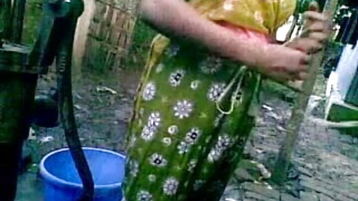 এক লোক তার মেয়ের বান্ধবীকে রুক্ষভাবে চোদে