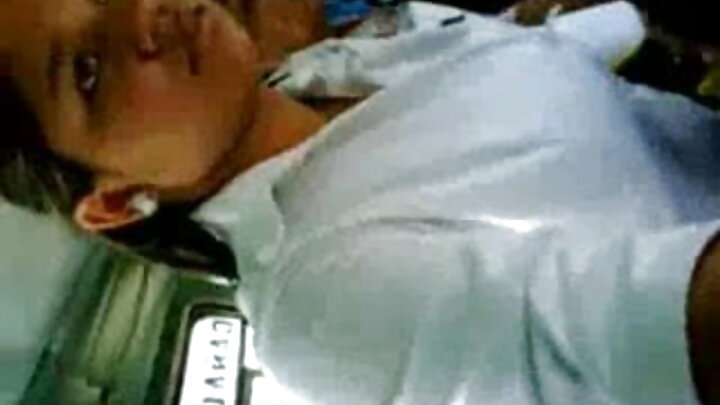 একজন লোক তার লিঙ্গ দিয়ে একজন রাশিয়ান অলসকে শাস্তি দেয়