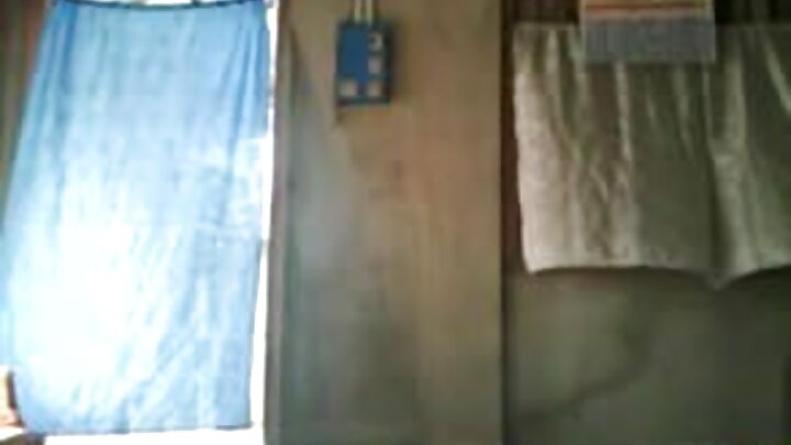 দুজন বার্বি বিভিন্ন ভঙ্গিতে একজন রাশিয়ান লোককে চোদে