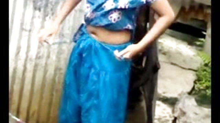 কালোচুলী উপপত্নী তার দাসকে চোদে