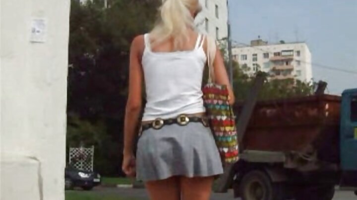 এক সুঠামদেহী স্বর্ণকেশী এক ব্যক্তির লিঙ্গের উপর তার লোমশ যোনি দিয়ে যৌনমিলন করে