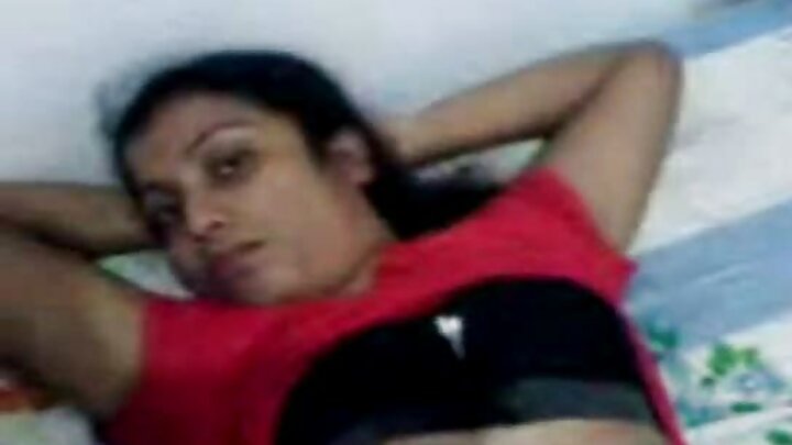 একজন ট্যাটু করা পুরুষ তার প্রেমিকাকে ভালোভাবে চোদে